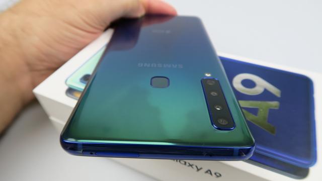 <b>Prezentare huse Samsung Galaxy A9 (2018) + giveaway: huse Cubz, accesorii robuste şi Dux Ducis (Video)</b>Probabil aţi remarcat că în ultima vreme v-am prezentat multiple huse şi accesorii pentru cele mai în vogă telefoane mobile, cu modele ca Xperia XZ3, iPhone XS Max, LG G7 ThinQ şi Huawei Mate 20 Pro vizate. Nu uităm nici 