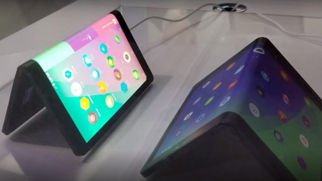 <b>Lenovo intră în lupta telefoanelor pliabile şi a tabletelor de acest tip, conform unui nou brevet</b>Lenovo este cel mai nou nume care intră în zona telefoanelor şi tabletelor pliabile, conform unui brevet care tocmai a ajuns pe web. Ce e drept chinezii mai cochetaseră cu această zonă, judecând după alte concepte şi prototipuri prezentate 