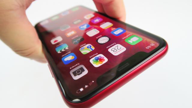 <b>Apple iPhone XR: Display LCD, dar nu ai zice la cum performează</b>Multă lume a fost supărată când Apple a anunţat iPhone XR cu un ecran HD la bord pe final de 2018. Aşa ceva era considerat inadmisibil, cu câteva telefoane 4K pe piaţă, multe modele Quad HD şi enorm de multe Full HD+. Dar Apple e Apple şi va face mereu..