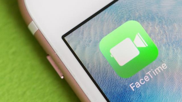 <b>Apple își cere scuze pentru problema întâmpinată de utilizatori cu FaceTime; Fix-ul vine săptămâna viitoare</b>Cu doar câteva zile în urmă vă anunțam prin intermediul unui articol despre problema întâmpinată de către utilizatorii soluției Apple FaceTime ce doreau să poarte o conversație video cu mai mulți prieteni. Problema în sine consta