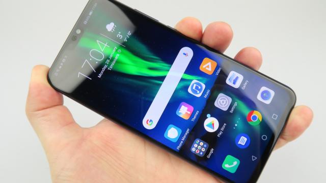 <b>Huawei Honor 8X Review</b>Huawei Mate 20 Lite a fost apreciat de noi, fiind poate cel mai atractiv telefon midrange din a doua parte a lui 2018, poate chiar pe întregul an. Ce aţi spune de o variantă XXL a sa? Aşa am putea defini Huawei Honor 8X, care vine cu acelaşi procesor şi..