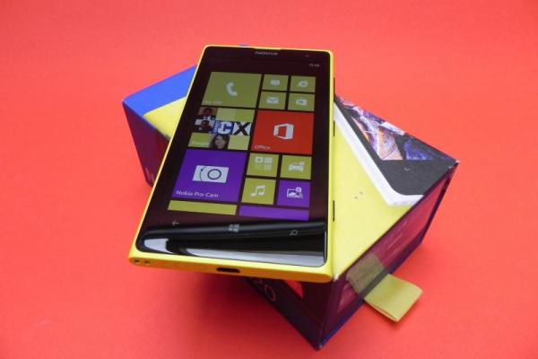 Nokia Lumia 1020 unboxing: cameraphone-ul prin excelență, scos din cutie la Mobilissimo.ro (Video)
