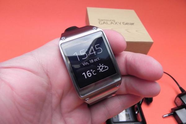 Samsung Galaxy Gear unboxing: primul smartwatch Samsung scos din cutie, prins pe Încheiatură (Video)
