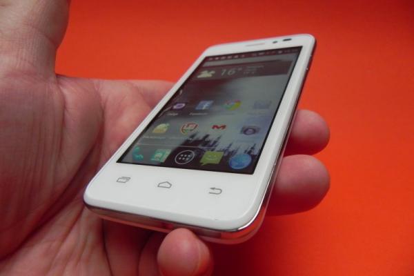 Prestigio Multiphone 5400 Duo review: un telefon midrange quad-core solid (Video)