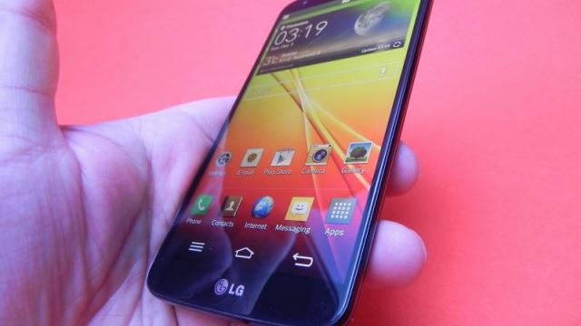 <b>LG G2 review: unul dintre cele mai originale smartphone al anului, model de top 3 pe 2013! (Video)</b>Se întâmplă rar ca o companie să își asume un risc și să iasă câștigătoare cu acest pariu, asta mai ales dacă nu este Apple. în acest caz LG a mizat pe un smartphone LG G2 cu butoane fizice plasate în spate. Acest flagship a fost testat de...
