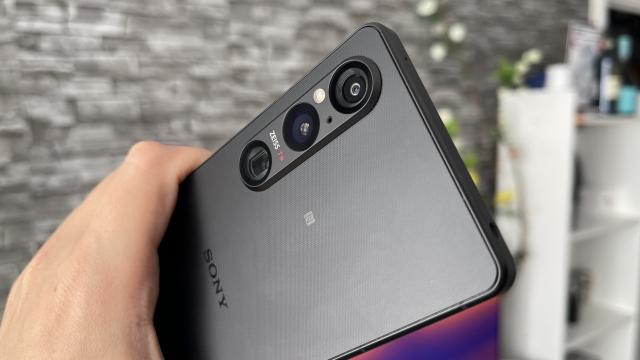 <b>Sony renunță la formatul îngust pentru Xperia 1 IV, mai lat și puțin mai scurt ca dimensiuni față de predecesor </b>În urmă cu aproximativ o săptămână am aflat faptul că Sony e gata să renunțe la formatul îngust pentru seria Xperia, iar primul model care va beneficia de facelift va fi chiar flagship-ul Xperia 1 VI. Vedeam atunci randări