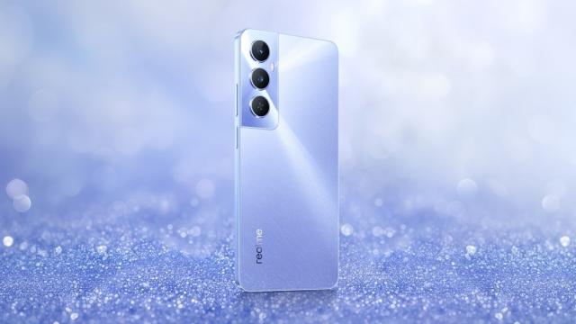 <b>realme C65 a debutat oficial și are design de Galaxy S22; Sosește și realme 12X</b>După cum eram anunțați în urmă cu câteva zile, iată că azi are loc lansarea oficială a smartphone-ului realme C65. E un model low-end spre midrange 4G ce aduce un design similar cu cel adoptat de Galaxy S22 privit din spate. El are panou LCD, procesor