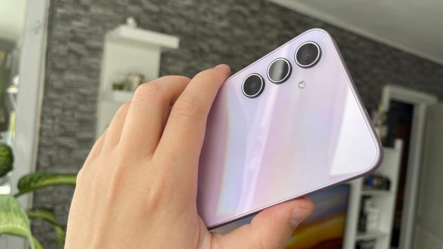 <b>Samsung Galaxy A35: În sfârșit design actualizat, scăpăm de decupajul picătură </b>Schimbările vizuale în cazul lui Samsung Galaxy A35 vs. predecesor sunt mai mari decât la A55 vs. A54, asta pentru că din start scăpăm de un element al trecutului și anume decupajul selfie picătură. În sfârșit se trece și aici la 
