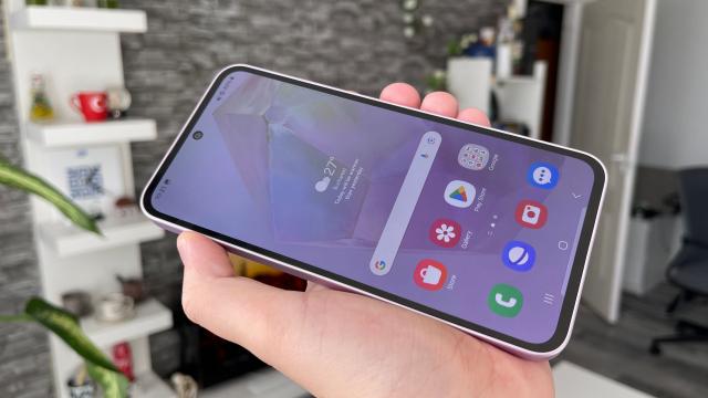<b>Samsung Galaxy A35: Boost semnificativ la playback video față de predecesor, dar nu și la utilizare continuă</b>Samsung Galaxy A35 la fel ca și noul model Galaxy A55, nu aduce upgrade-uri pe partea de baterie, fiind întâmpinați și aici de fix aceeași unitate de 5000 mAh cu alimentare la 25W pe fir și desigur fără adaptor la pachet