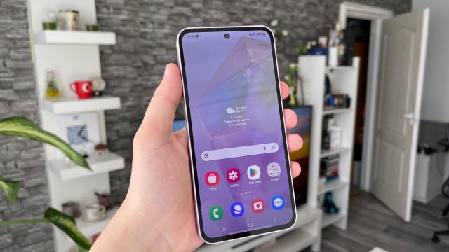 <b>Samsung Galaxy A35: Scoruri medii obținute în benchmark-uri, dar peste Moto Edge 40 Neo, OPPO Reno10</b>Samsung a venit cu upgrade-uri și pe partea hardware în cazul lui Galaxy A35 unde spunem adio procesorului MediaTek Dimensity 1080 (6nm) de pe A34 în favoarea unui Exynos 1380 de 5nm, pe care l-am avut integrat în 2023 pe Samsung 