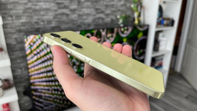 <b>Samsung Galaxy A55: Procesorul Exynos 1480 (4nm) aduce un boost considerabil la capitolul performanță, mult peste A54</b>Samsung Galaxy A55 vine cu upgrade-uri și pe partea hardware, în frunte cu noul procesor Exynos 1480 dezvoltat pe seama procesorului de 4nm, acolo unde Exynos 1380 de pe A54 era un cipset pe 5nm. În configurația primită