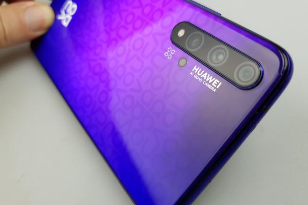 Huawei Nova 5T: Design memorabil, holografic și strălucitor