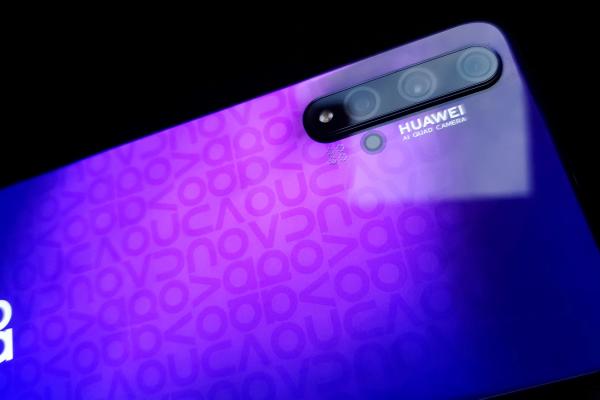 Huawei Nova 5T: Camera care te face să uiţi că ai un telefon midrange în mână, mai ales noaptea