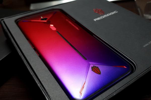 ZTE Nubia Red Magic 3S Unboxing: un telefon MARE de gaming cu ventilatoare, luminiţe şi foarte bun