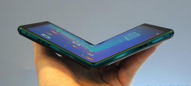 CES 2020: TCL prezintă un prototip de smartphone pliabil cu ecran de 7.2 inch și procesor Snapdragon 660