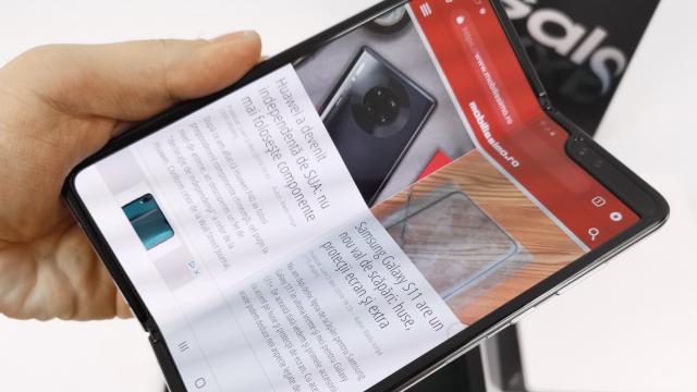 <b>Samsung Galaxy Fold: Design riscant, dar surprinzător de satisfăcător la utilizare</b>Samsung Galaxy Fold şi-a asumat multe riscuri prin faptul că e primul telefon pliabil de pe piaţă, din mainstream. În primul rând te-ai gândi la fragilitate, mai ales că deschis are doar 6.9 mm în talie. Nici vorbă de aşa ceva şi în cele 48 de ore..