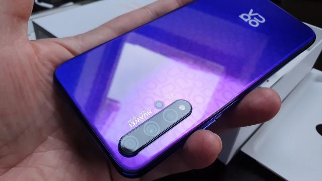 <b>Huawei Nova 5T: Hardware de Honor 20 reîncarnat</b>Huawei Nova 5T este o reîncarnare a lui Honor 20, telefon pe care am pus mâna fix când s-a lansat la Londra în luna mai. Era şi prima oară când mă jucam cu un telefon cu camera dedicată Macro, apropo. Nova 5T face mici cosmetizări, dar îi păstrează în..