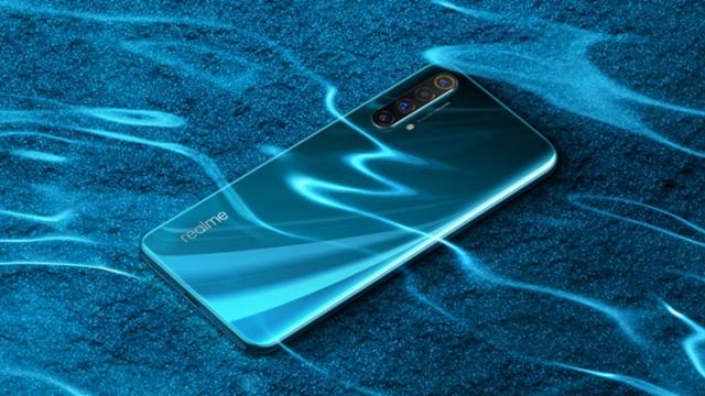<b>Oppo Realme X50 5G devine oficial drept un nou telefon 5G cu ecran 120Hz, CPU Snapdragon 765G</b>Printre numeroasele lansări de la CES 2020 se strecoară iată și anunțuri de noi smartphone-uri din China, exemplu de față fiind Oppo Realme X50 5G. Vorbim despre un telefon ce a bifat multe leak-uri pe finalul 