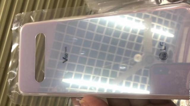 <b>LG V60 ThinQ ar putea sosi în cadrul MWC 2020; Panoul său spate apare fotografiat în două variante de culoare</b>Anul trecut în cadrul târgului de tehnologie MWC din Barcelona, sud-coreenii de la LG Electronics lansau flagship-urile LG G8 și V50 ThinQ, iar acum la 12 luni distanță se pare că ni se pregătește tot un debut dual