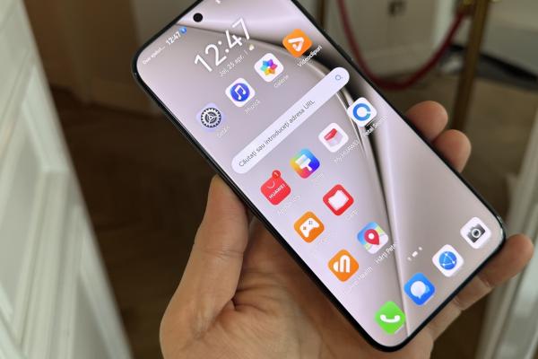 Huawei Pura 70 Ultra: Display generos cu Lucșii, foarte imersiv