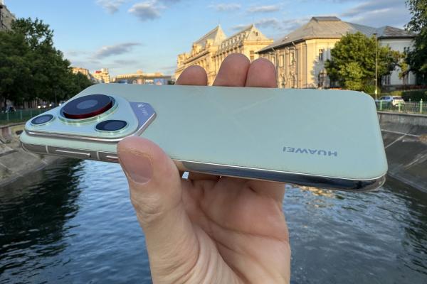 Huawei Pura 70 Ultra: Acustică echilibrată livrată de difuzoare stereo, cu bas pronunțat și voce caldă în filme