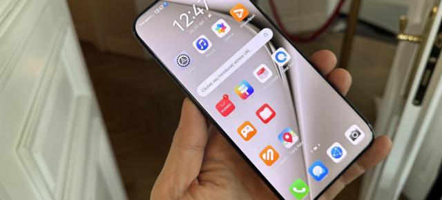 Huawei Pura 70 Ultra: Display generos cu Lucșii, foarte imersiv