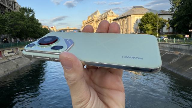 <b>Huawei Pura 70 Ultra: Acustică echilibrată livrată de difuzoare stereo, cu bas pronunțat și voce caldă în filme</b>La fel ca multe alte telefoane de pe piață nici Huawei Pura 70 Ultra nu face excepție și se mulțumește cu un setup de difuzoare hibrid, iar prin hibrid știți deja la ce mă refer - difuzor full-size jos plus earpiece-ul audio ce preia 