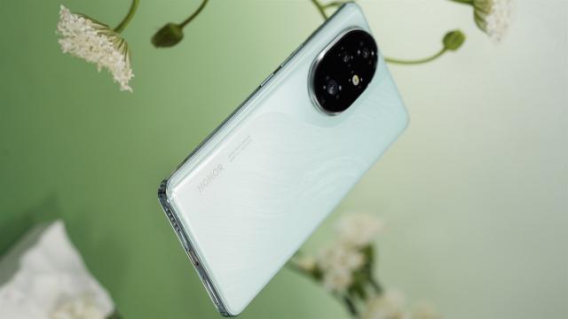 <b>Ce dotări ne rezervă smartphone-urile Honor 200 și Honor 200 Pro? Avem listele complete de specificații</b>În cadrul evenimentului VivaTech 2024 din Paris la care am participat pe data de 22 mai, cei de la Honor ne-au vorbit mult despre AI și în final au dezvăluit și data lansării lui Honor 200, o serie de telefoane care va debuta tot