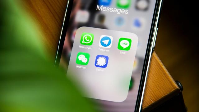 <b>Vulnerabilitatea WhatsApp permite guvernelor să monitorizeze contactele utilizatorilor</b>Recent, WhatsApp a emis un avertisment intern referitor la o vulnerabilitate majoră care permite guvernelor să identifice cine comunică cu cine, în ciuda criptării puternice a aplicației. Conform evaluării obținute de The Intercept, agențiile guvernamenta