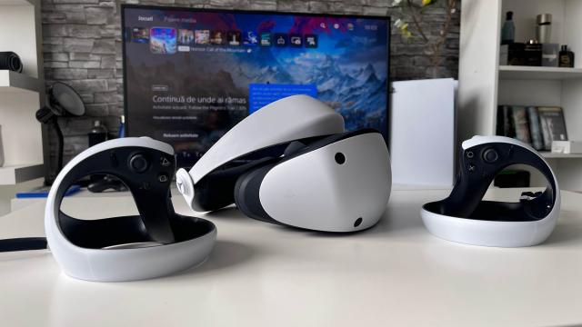 <b>Sony primește certificarea pentru adaptorul necesar funcționării headset-ului PlayStation VR2 pe PC</b>Chiar pe final de lună februarie 2024 aflam o veste neașteptată, aceea că Sony va oferi suport pentru headset-ul de realitate virtuală PlayStation VR2, dispozitiv pe care îl testam în mai 2023 pe consola PlayStation 5. Acum pare că suntem 