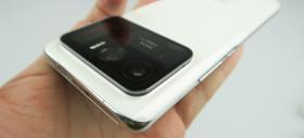 Xiaomi Mi 11 Ultra: Design-ul care întoarce privirile ca în meme-ul cu băiatul care ţine fata de mână şi se uită după alta