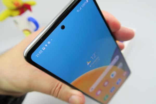 Samsung aduce și pe telefoanele Galaxy A52 4G și 5G efectele pentru schimbarea background-ului în apeluri video; Avem și îmbunătățiri foto