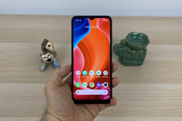Realme C21: Display LCD bun pentru "şoarecii de bibliotecă"