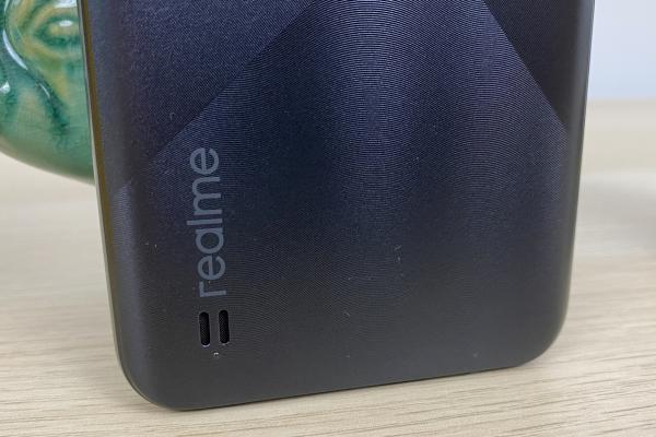 Realme C21: Acustica aduce o amplasare inedită a difuzorului, voce bună