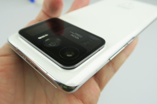 Xiaomi Mi 11 Ultra: Design-ul care întoarce privirile ca în meme-ul cu băiatul care ţine fata de mână şi se uită după alta