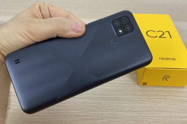 Realme C21: Design care combină angularitatea, clepsidrele, curburi gravate