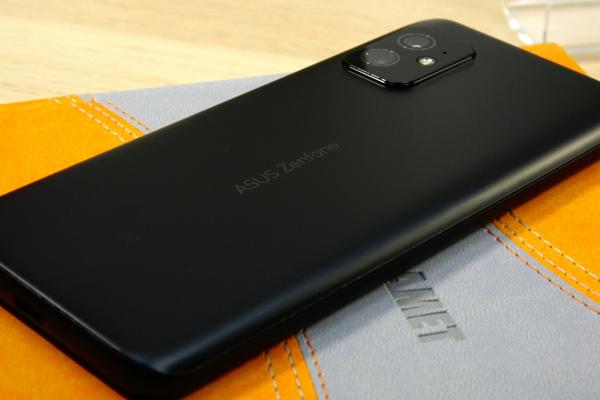 ASUS ZenFone 8: Benchmark-uri de top 10 şi fierbânţeală pe Performance Mode