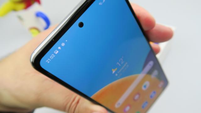 <b>Samsung aduce și pe telefoanele Galaxy A52 4G și 5G efectele pentru schimbarea background-ului în apeluri video; Avem și îmbunătățiri foto</b>Cu doar câteva zile în urmă vă informam cu privire la noul patch de securitate pe luna mai livrat de Samsung pe smartphone-ul Galaxy A72, la pachet cu o serie de filtre menite să schimbe fundalul din apelurile video 