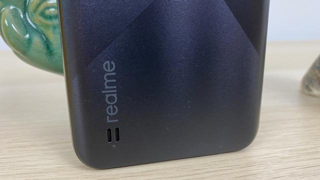 <b>Realme C21: Acustica aduce o amplasare inedită a difuzorului, voce bună</b>Realme C21 are un singur difuzor şi mi-a stârnit ceva nostalgie cu el, de vreme ce e plasat în zona din spate şi nu jos cum suntem obişnuiţi. Partea bună e ca şi pe o suprafaţă plată, el continuă să se audă binişor. Telefonul are şi jack audio, dar