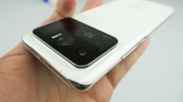 <b>Xiaomi Mi 11 Ultra: Design-ul care întoarce privirile ca în meme-ul cu băiatul care ţine fata de mână şi se uită după alta</b>Xiaomi Mi 11 Ultra evocă în acelaşi timp nostalgie şi mirare. Pe de o parte aduce cu un Nokia 808 Pureview, pe de altă parte, dacă vi se pare uriaşă camera de pe S20 Ultra, staţi să vedeţi aici! Aduce înapoi spatele ceramic, văzut doar pe ediţii speciale