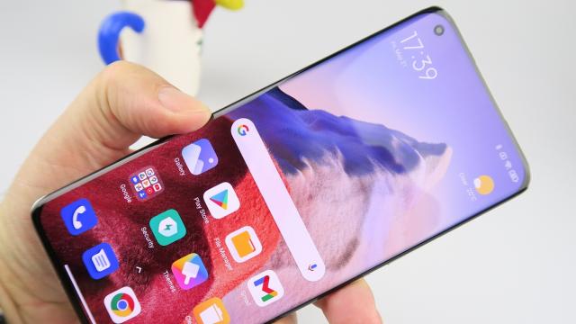 <b>Xiaomi Mi 11 Ultra: Display-ul de pe Xiaomi Mi 11 s-a întors să popească pe mulţi, cu ceva în plus</b>Acest ecran ne este familiar, pentru că e fix acelaşi de pe Xiaomi Mi 11, telefon deja testat de noi. Vorbim despre un AMOLED de 6.81 inch, care afişează 1 miliard de culori şi are rezoluţie de 3200 x 1440 pixeli. Suportă refresh rate de 120 Hz, HDR10+