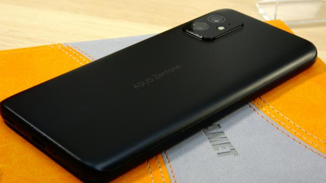 <b>ASUS ZenFone 8: Benchmark-uri de top 10 şi fierbânţeală pe Performance Mode</b>Atunci când am văzut combinaţia de 16 GB RAM, procesor Snapdragon 888 şi ecran FHD de 120 Hz, am ştiut că telefonul are un viitor glorios în buzunarul gamerilor. Clar nu are să ştie ce e acela lag şi să ruleze inclusiv PUBG New State fără pic de probleme