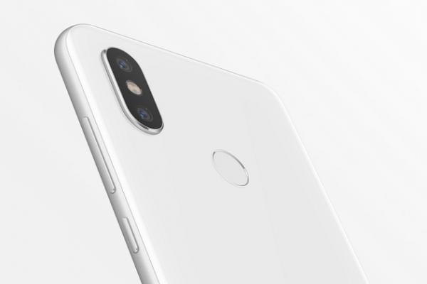 Achiziția smartphone-ului Xiaomi Mi 8 de pe GearBest vă aduce o brățară Mi Band 3 cadou!
