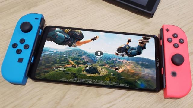 <b>Huawei Honor Note 10 va fi un gigant! Comparat în fotografii cu Nintendo Switch</b>Primim astăzi un leak important pentru Huawei Honor Note 10, leak ce constă într-o serie de fotografii reale care ne dezvăluie cât de uriaș va fi acest dispozitiv în realitate. Vedem chiar o comparație cu Nintendo Switch, acea consolă de gaming