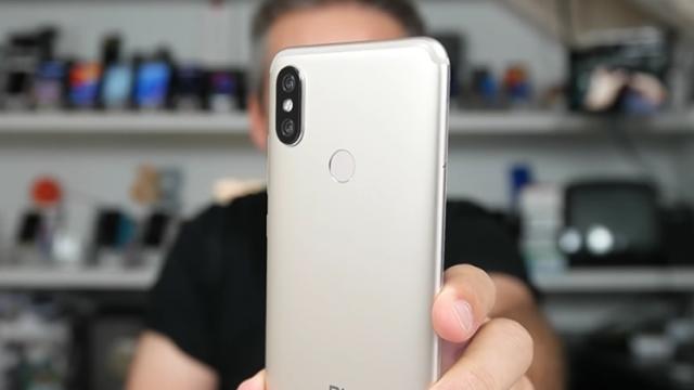 <b>Xiaomi Mi A2 primește deja un hands-on în Italia; Vine cu același design adoptat de Mi 6X</b>Dacă ieri descopeream listări de pe plan local ale smartphone-ului Xiaomi Mi A2, azi descoperim și clipuri hands-on pe YouTube - materiale ce vin cu 4 zile înaintea lansării oficiale ce va avea loc în Spania. Clipul asupra căruia ne îndreptăm