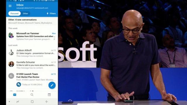 <b>Satya Nadella, CEO Microsoft se afişează cu un telefon Android la evenimentul Inspire</b>Microsoft a organizat în ultima săptămână și evenimentul Inspire 2018, conferință în cadrul căreia CEO-ul Microsoft, Satya Nadella s-a afișat cu un smartphone Android în buzunar. Nu este prima oară când vedem oficiali ai companiilor ce 