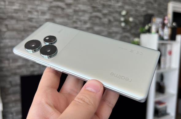 realme GT 6 - Fotografii Hands-On: realme-GT-6-Design_025.jpg