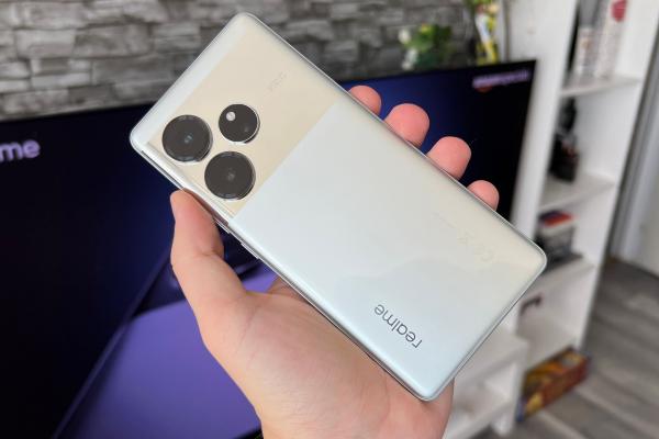 realme GT 6 Unboxing: extra AI şi o bandă "metalică" selfie, flagship killer redivivus