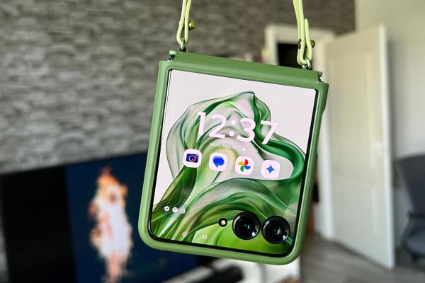 Motorola RAZR 50 Ultra: OS, UI - Singurul pliabil cu Gemini pe ecranul secundar, jocuri și personalizare