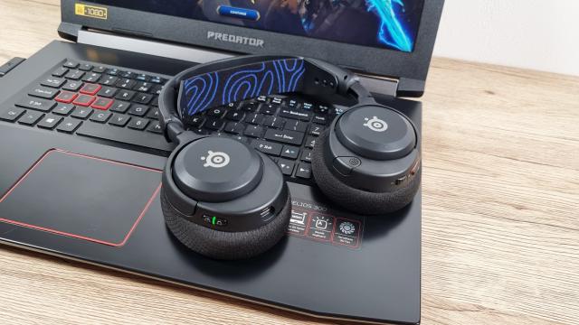 <b>Am testat Steelseries Arctis Nova 5P: Căști wireless over-ear pentru gameri, ce aduc peste 100 de moduri de sunet + o aplicație intuitivă pentru control facil</b>Despre produsele de la Steelseries am tot auzit de bine în ultimii ani, dar recunosc că nu am folosit timp îndelungat periferice din portofoliul companiei. Ei bine, iată totuși că am avut ocazia să testez un astfel de produs recent. E vorba despre căștile